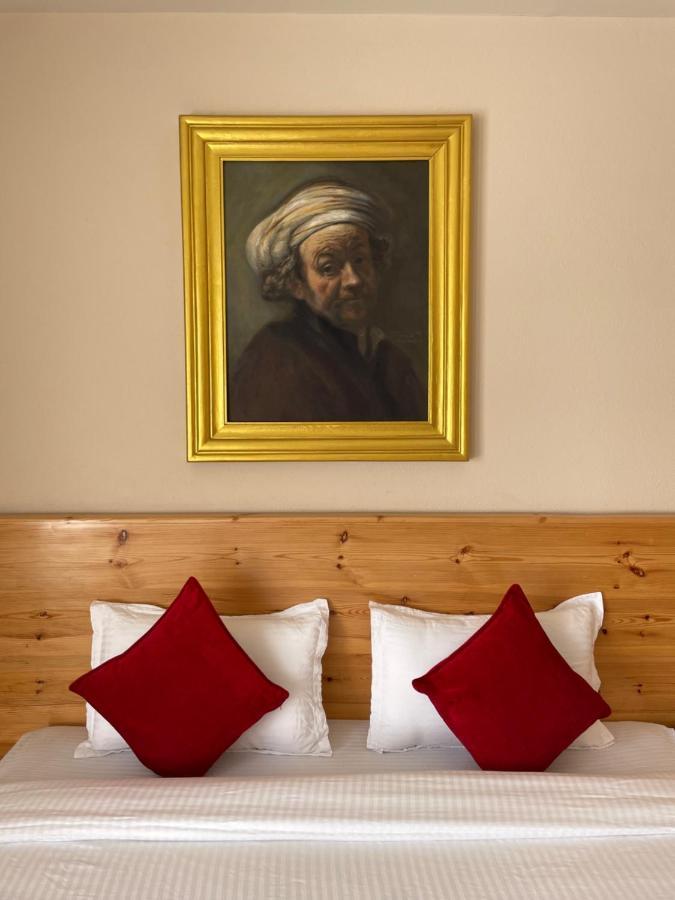 Hotel Pokharaeye エクステリア 写真